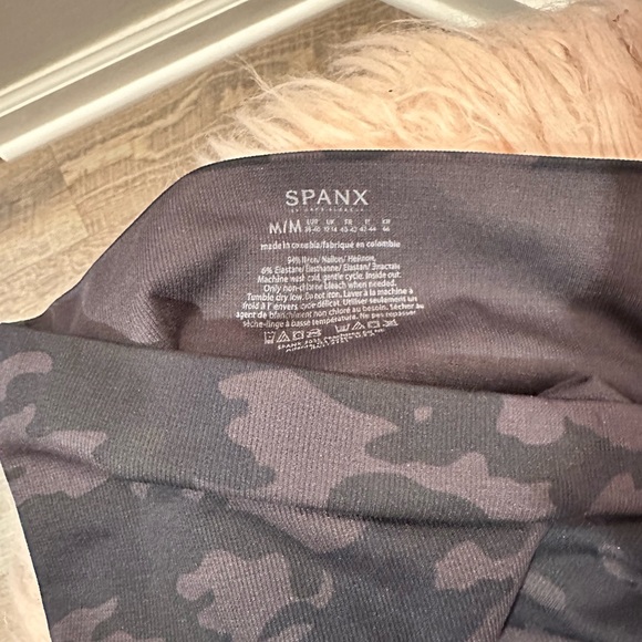 Spanx Look At Me Now Black Camo Seamless Leggings Women's Size M - Picture 2 of 2